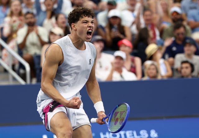 Tennis - U.S. Open - Flushing Meadows, New York, United States - August 29, 2025 Ben Shelton of the U.S. reacts during his third round match against France's Adrian Mannarino REUTERS/Kevin Lamarque