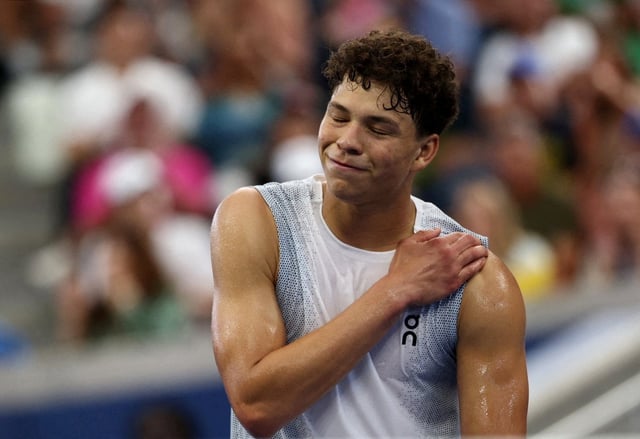 Tennis - U.S. Open - Flushing Meadows, New York, United States - August 29, 2025 Ben Shelton of the U.S. reacts as he touches his injured shoulder during his third round match against France's Adrian Mannarino REUTERS/Kevin Lamarque