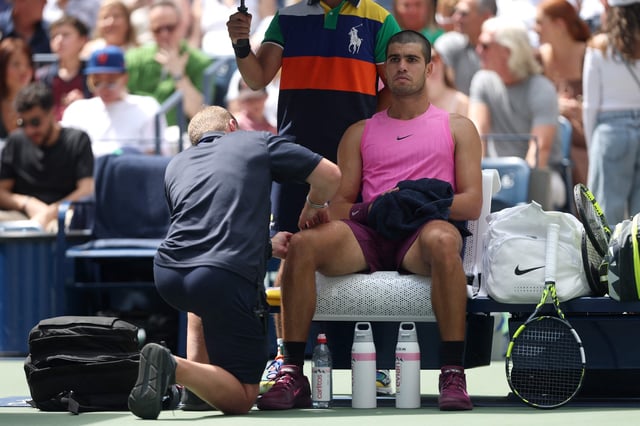 Carlos Alcaraz debió ser atendido durante el segundo set en el partido en el que derrotó a Luciano Darderi en el US Open, por la tercera ronda