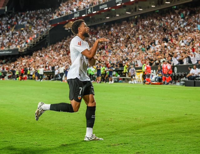 Danjuma celebra su gol haciendo el gesto de la 'cobra'.