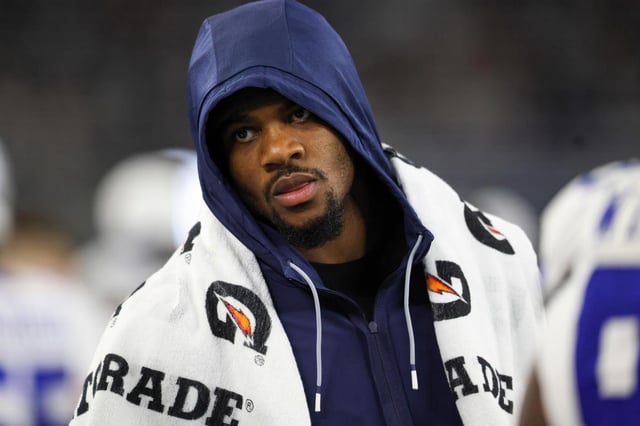 El ala defensiva de los Cowboys de Dallas, el estadounidense Micah Parsons, camina en la línea de banda durante la segunda mitad de un juego de fútbol americano de pretemporada de la NFL contra los Falcons de Atlanta el viernes 22 de agosto de 2025, en Arlington, Texas. (AP Photo/Gareth Patterson)