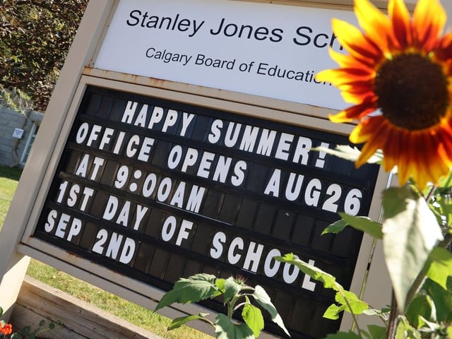 A sign outside Stanley Jones School in Renfrew welcomed back students on Friday. A possible teachers strike or lockout looms as negotiations between the teachers' union and the province have stalled.
