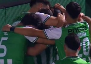 El insólito error del arquero de Tigre en el gol con el que Banfield abrió el marcador
