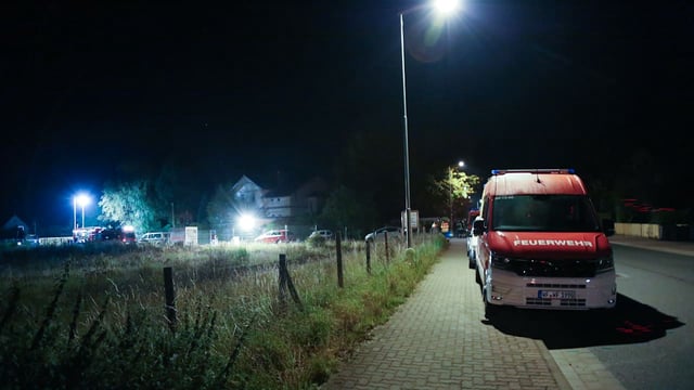 Polizei und Rettungskräfte versuchen auch in der Nacht, den autistischen Jungen zu finden.