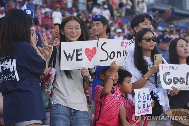Fans hold up signs in support for Son Heung-min of Los Angeles Football Club during their Major League Soccer match against FC Dallas at Toyota Stadium in Frisco, Texas, on Aug. 23, 2025, in this Associated Press photo. (Yonhap)