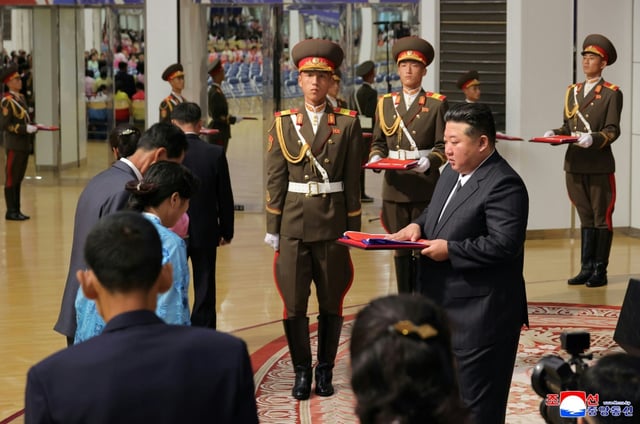 Nordkoreas Machthaber Kim Jong Un hat sich Staatsmedien zufolge mit den Familien von Soldaten getroffen, die bei ihrem Einsatz an der Seite Russlands im Krieg gegen die Ukraine getötet wurden.