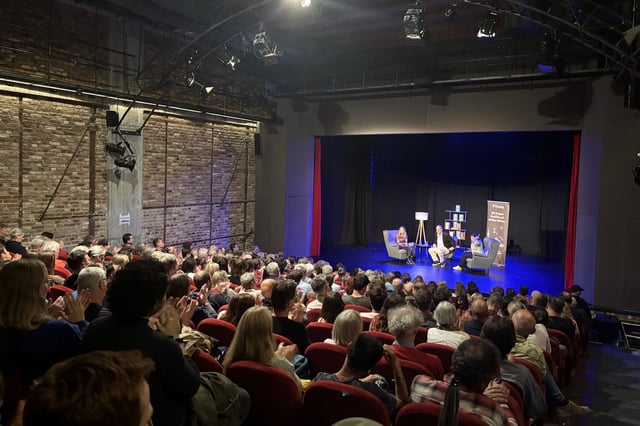 Rund 200 Zuschauer waren im Berliner Pfefferberg Theater zu Gast. Vollständig ausverkauft war es nicht