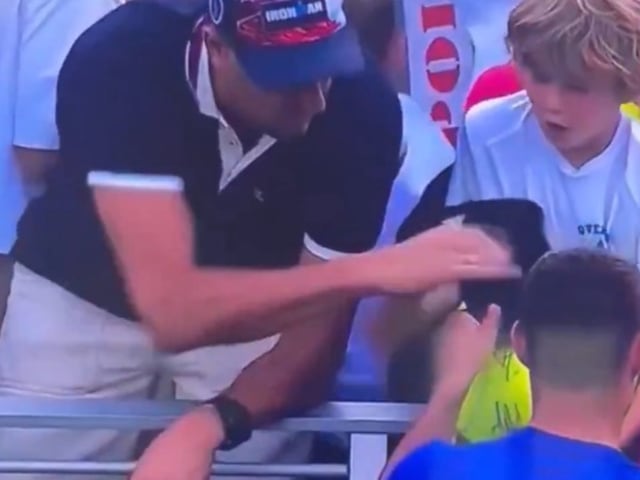 El momento en que el espectador le arrebata la gorra al nene. 
