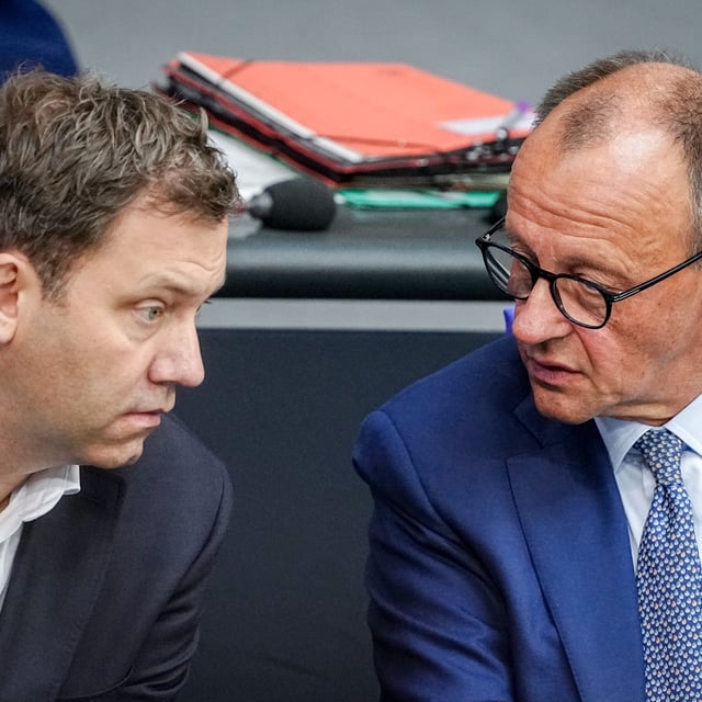 Finanzminister Lars Klingbeil (l.) und Bundeskanzler Friedrich Merz (CDU), hier bei einer Bundestagssitzung, müssen wohl auf für 2027 Finanzlücken im Bundeshaushalt schließen.