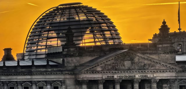 Bundestagskuppel bei Sonnenaufgang