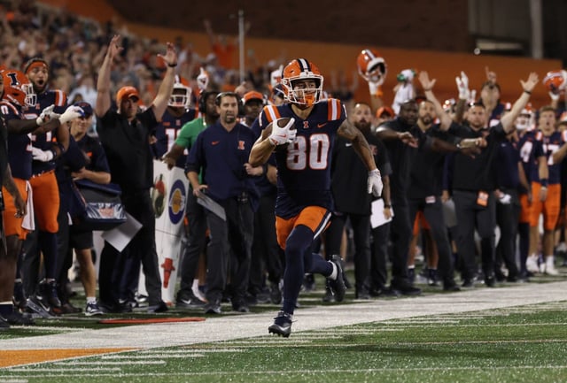 Illinois wide receiver Hank Beatty (80) returns a punt for a touchdown in the third quarter against Western Illinois at Memorial Stadium on Aug. 29, 2025, in Champaign. (John J. Kim/Chicago Tribune)