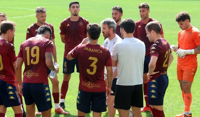 Rubén Domínguez da  instrucciones a  los suyos.