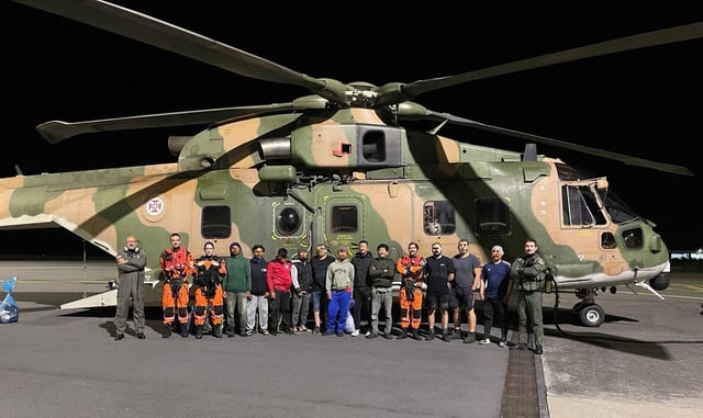 Los 11 tripulantes del Nuevo Salmón con los miembros del helicóptero portugués que los rescató