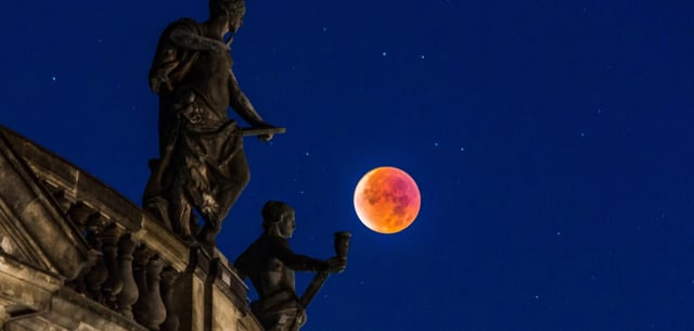 Während einer totalen Mondfinsternis färbt sich der Mond blutrot