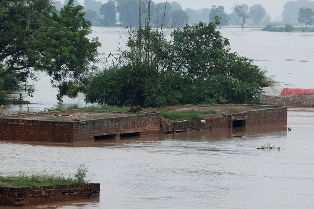 Houses are partially submerged following monsoon rains and rising water levels of the Sutlej River, in Chanda Singh Wala village near the Pakistan-India border in Kasur district of the Punjab province, Pakistan August 29, 2025. REUTERS/Akhtar Soomro