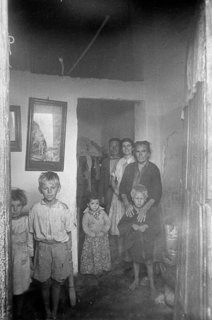 Imagen de una familia en Málaga, en 1952.