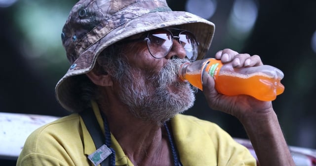 Un hombre de edad avanzada consume su refresco de naranja y su cigarro en una calle de la ciudad de Cuernavaca. Foto: Margarito Pérez Retana, Cuartoscuro