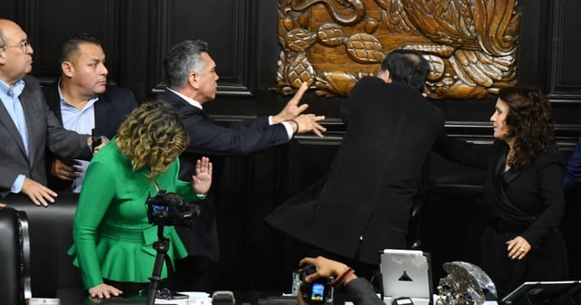 Alejandro Moreno Cárdenas agrede a Gerardo Fernández Noroña, presidente de la mesa directiva, al finalizar la última sesión ordinaria de la Comisión Permanente. Foto: Mario Jasso, Cuartoscuro.