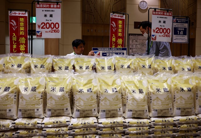 Government-stockpiled rice aiming at resolving persisting price rises displayed at Ito-Yokado grocery store, a subsidiary of Seven & i Holdings, in Tokyo, Japan May 31, 2025.  REUTERS/Issei Kato/File Photo