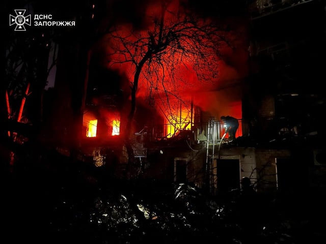 Immeuble touché lors d’une frappe de drone et de missile russe, à Zaporizhzhia, Ukraine, le 30 août 2025.