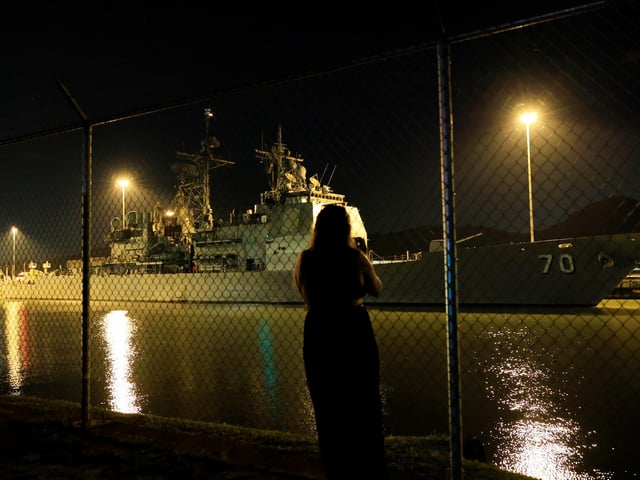 El buque USS Lake Erie (CG-70) en su transito por las esclusas de Pedro Miguel en el Canal de Panamá. Foto: EFE/ Bienvenido Velasco