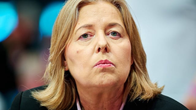 Berlin – Für Sozialministerin Bärbel Bas (57, SPD) begann der Freitag wenig erfreulich....