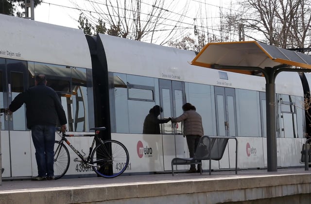 Imagen de archivo de un vagón de la línea 1 de Metrovalencia, a su paso por la Ribera Alta.