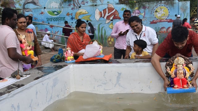 Bengaluru's Ganesha Chaturthi festivities featured 73,959 idol immersions on Thursday, following 79,039 on Wednesday. (HT PHOTO)