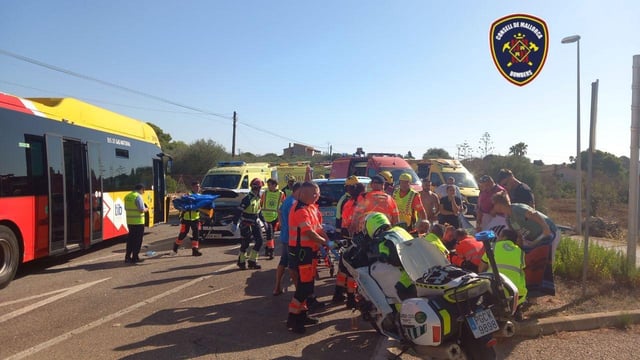 Hasta siete ambulancias y tres dotaciones de los Bombers de Mallorca se han movilizado tras el accidente.