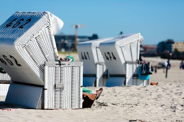 Strandkörbe stehen im Sommer in St. Peter-Ording. (Symbolbild)