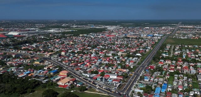 Vue aérienne de Georgetown, capitale du Guyana, le 26 août 2025