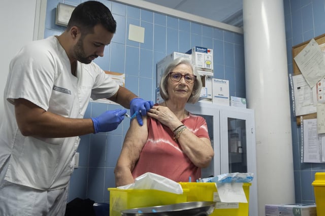 Imagen de archivo de la última campaña de vacunación de mayores, en un centro de salud de València.