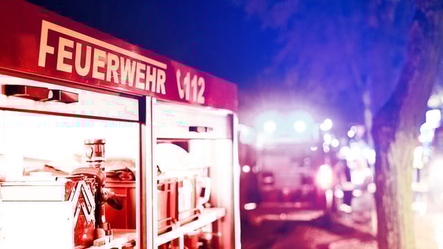 Feuerwehr evakuiert Haus in Berlin, Kripo prüft Brandursache.
