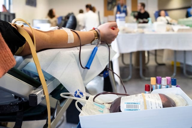 Il sera désormais possible de donner son sang deux mois après un tatouage, un piercing, certains actes médicaux (acupuncture, endoscopie, mésothérapie…), contre quatre mois auparavant.
