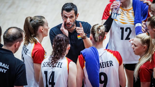 Volleyball-WM in Thailand - Trainerbesprechung während des Spiels