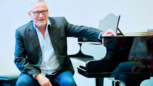 Der Liedermacher leidet unter schweren Nervenschäden in den Händen.
