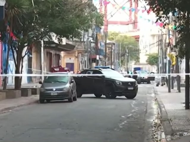 Los investigadores policiales acordonaron el lugar del hecho, ocurrido en La Boca.