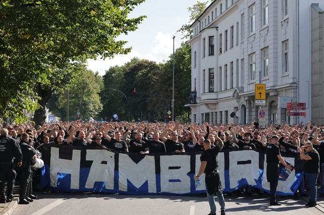 Auch die HSV-Fans blieben auf ihrem Fanmarsch zum Volksparkstadion friedlich