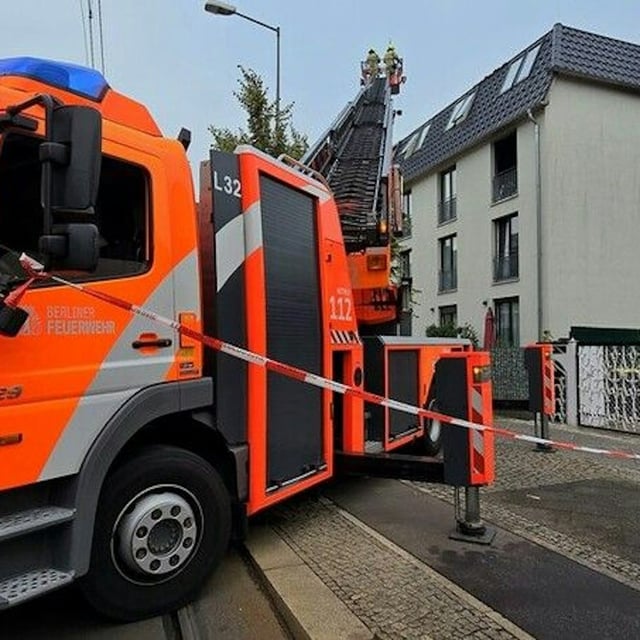 Die Berliner Feuerwehr rettete mehrere Menschen aus dem Haus.