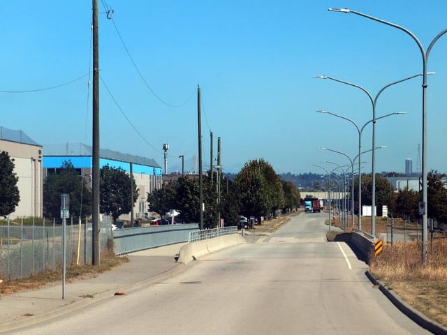 Warehouse and industrial land on Blundell Rd between Number 7 and Number 8 Roads in Richmond, B.C., August 11, 2025. (NICK PROCAYLO/PNG)
