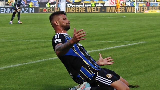 Kai Brünker vom 1. FC Saarbrücken bejubelt das Tor zum 1:0 gegen Erzgebirge Aue.
