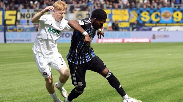 Elijah Krahn 1. FC Saarbruecken, Erik Weinhauer FC Erzgebirge Aue, in Aktion.