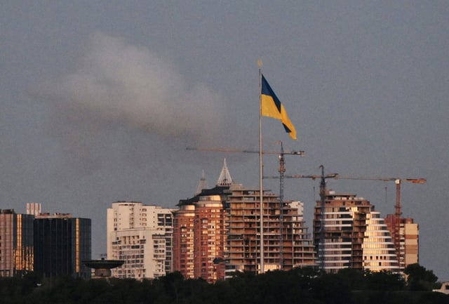 Russland hat die Ukraine erneut mit einer nächtlichen Welle an Luftangriffen überzogen. Nach Angaben der ukrainischen Rettungsdienste wurde dabei in der Stadt Saporischschja im Süden des Landes mindestens ein Mensch getötet.