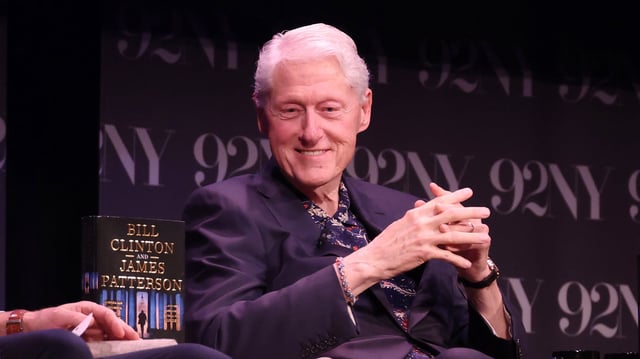 Former President Bill Clinton was spotted boarding a private plane on his way out of the Hamptons.