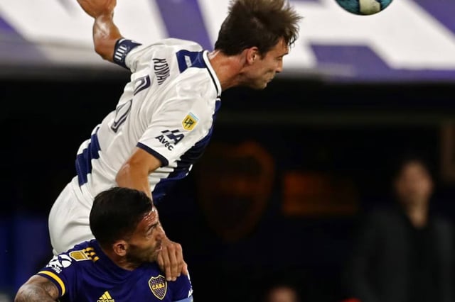 Komar y Tevez en un Talleres-Boca (Archivo AFP)