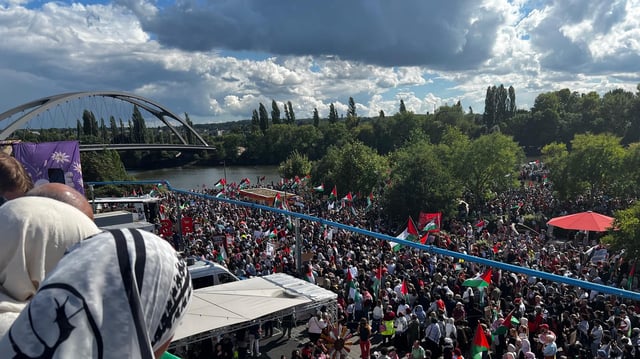 Blick von oben auf hunderte Teilnehmer der Pro-Palästina-Demo in Frankfurt. Der Demozug zieht vom Hafenpark Richtung Goetheplatz.