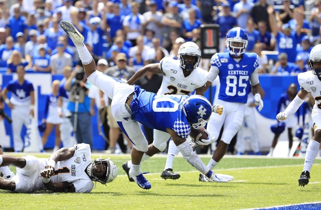 Asim Rose Jr #10 of the Kentucky Wildcats runs for a touchdown against the Toledo Rockets at Commonwealth Stadium on August 31, 2019 in Lexington, Kentucky.