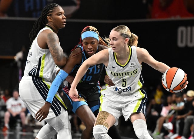 COLLEGE PARK, GEORGIA - AUGUST 29: Paige Bueckers #5 of the Dallas Wings handles the ball as Rhyne Howard #10 of the Atlanta Dream play defense during second quarter at Gateway Center Arena on August 29, 2025 in College Park, Georgia.