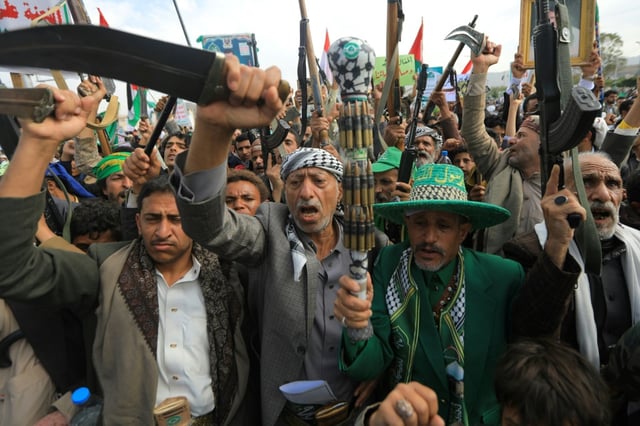 Des Yéménites brandissent des armes et des poignards lors d'un rassemblement de solidarité avec les Palestiniens de Gaza et contre Israël et les Etats-Unis, à Sanaa, le 29 août 2025