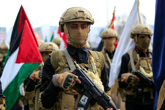 Des combattants rebelles présents à un rassemblement de solidarité avec les Palestiniens de Gaza et contre Israël et les Etats-Unis, à Sanaa, le 29 août 2025 

, le 29 août 2025.
